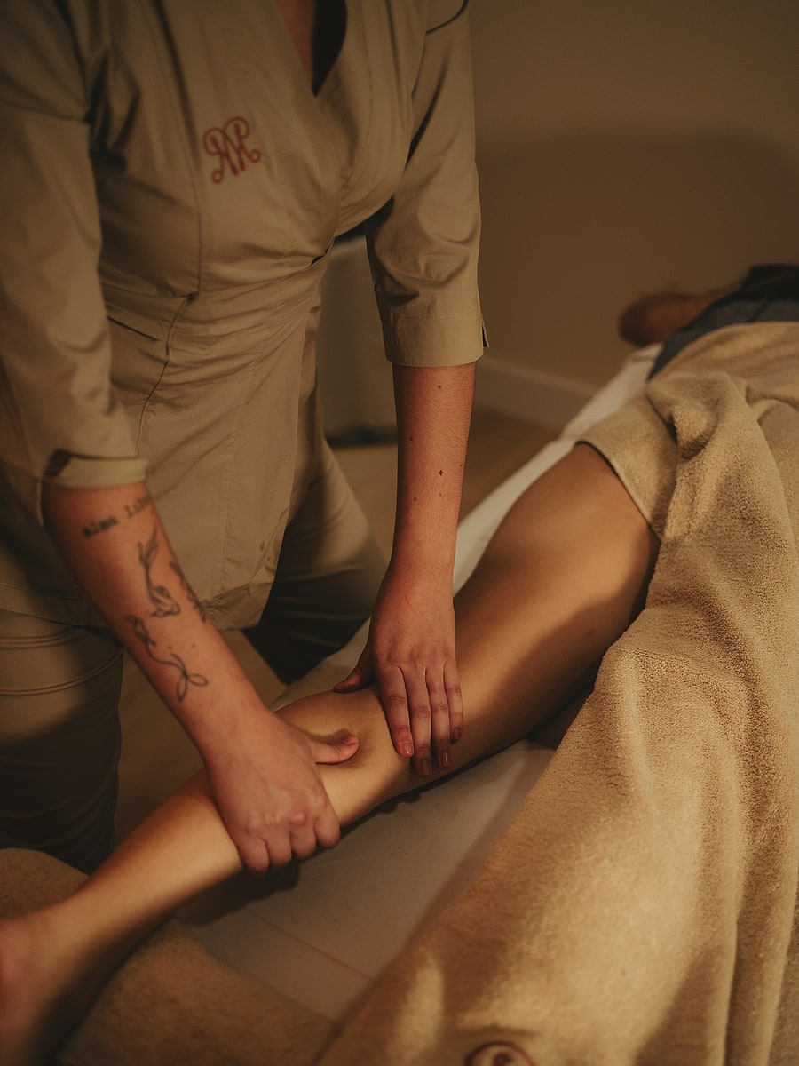 Técnica manual aplicada por una terapeuta de Montecarlo International Clinic, en Sevilla