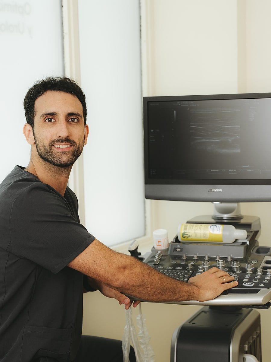 Consulta de Montecarlo International Clinic en Sevilla, con el equipo de diagnóstico por ecografía