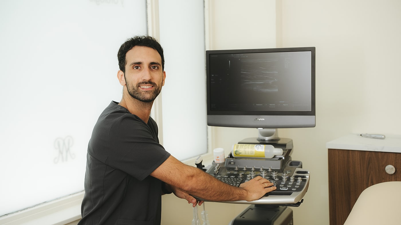 Consulta de Montecarlo International Clinic en Sevilla, con el equipo de diagnóstico por ecografía