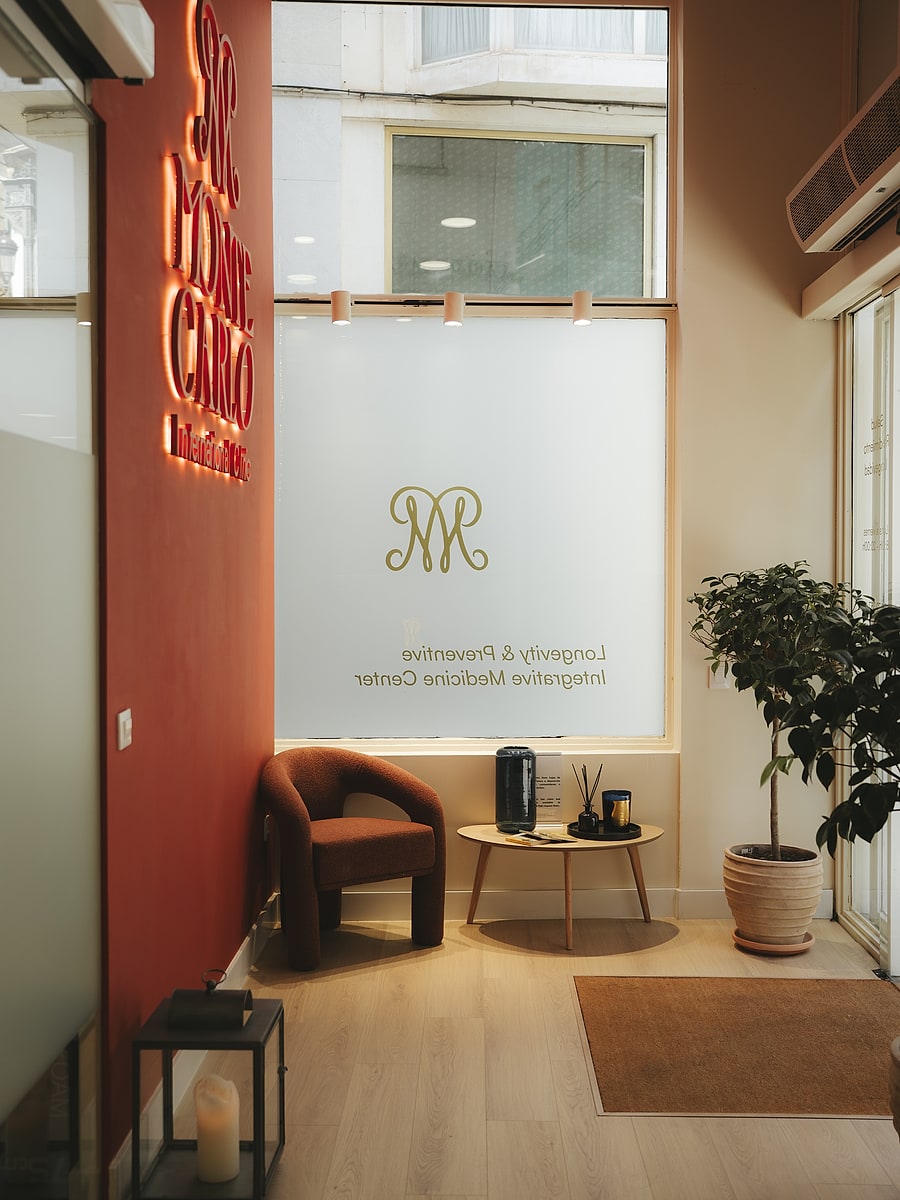 Entrada de Montecarlo International Clinic, centro de medicina integrativa y longevidad en el centro de Sevilla