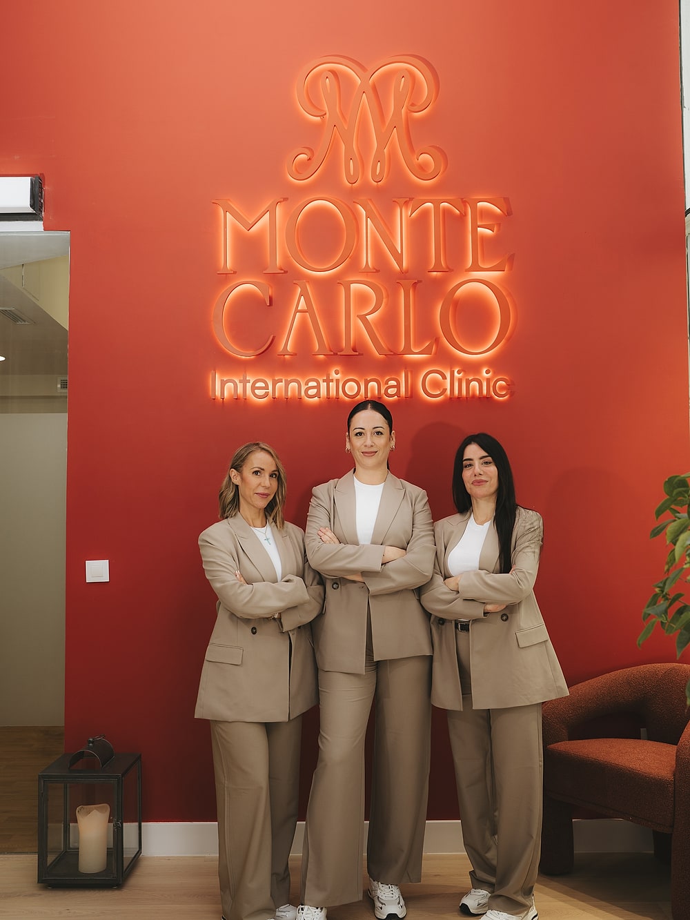 El equipo de Montecarlo International Clinic ante el rótulo de la clínica, en Calle Méndez Núñez de Sevilla