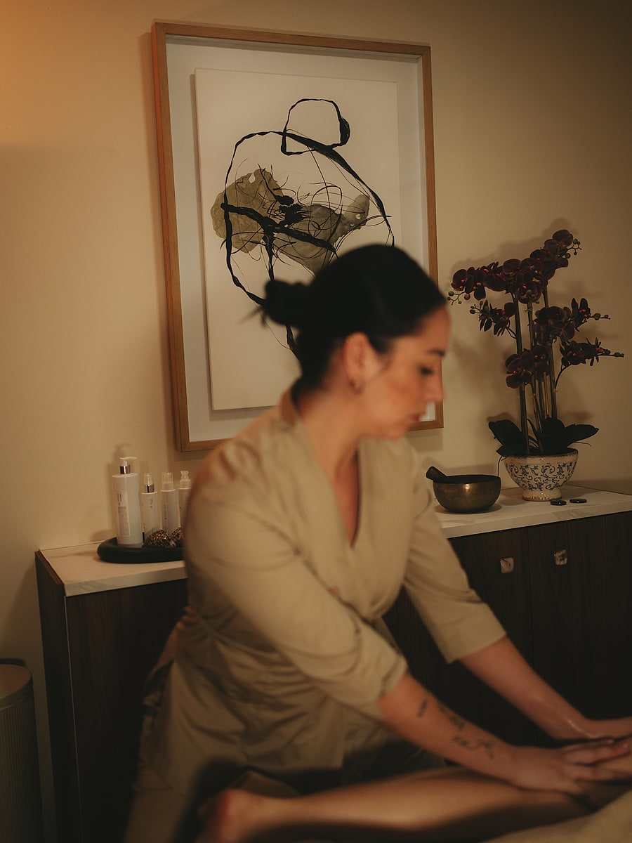 Cabina de bienestar holístico de Montecarlo International Clinic durante un tratamiento, en Sevilla