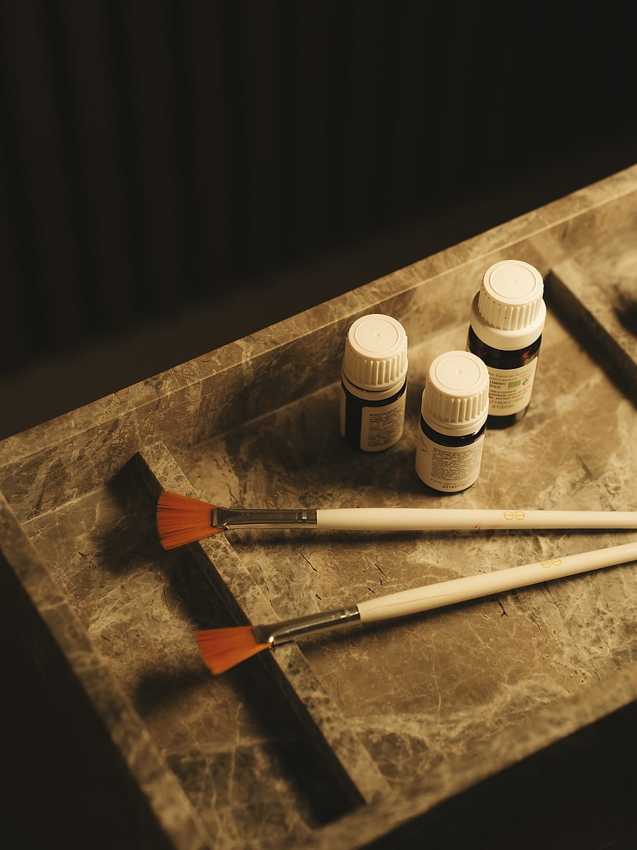 Material de la sala de medicina estética de Montecarlo International Clinic: pinceles y preparados